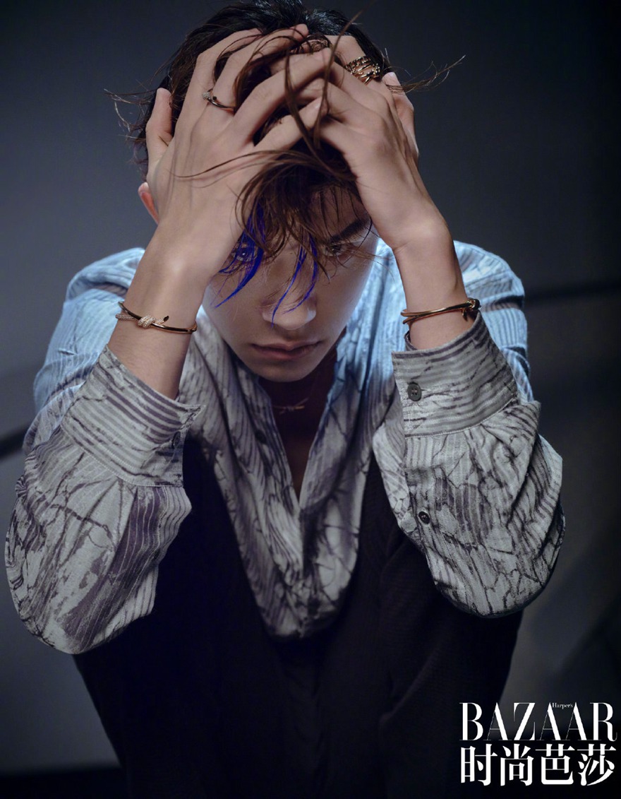 易烊千玺时尚芭莎开季封面蓝色挑染刘海帅炸了