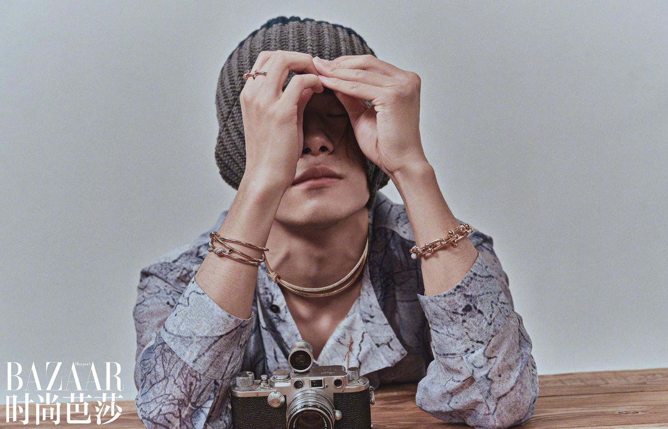 易烊千玺时尚芭莎开季封面蓝色挑染刘海帅炸了