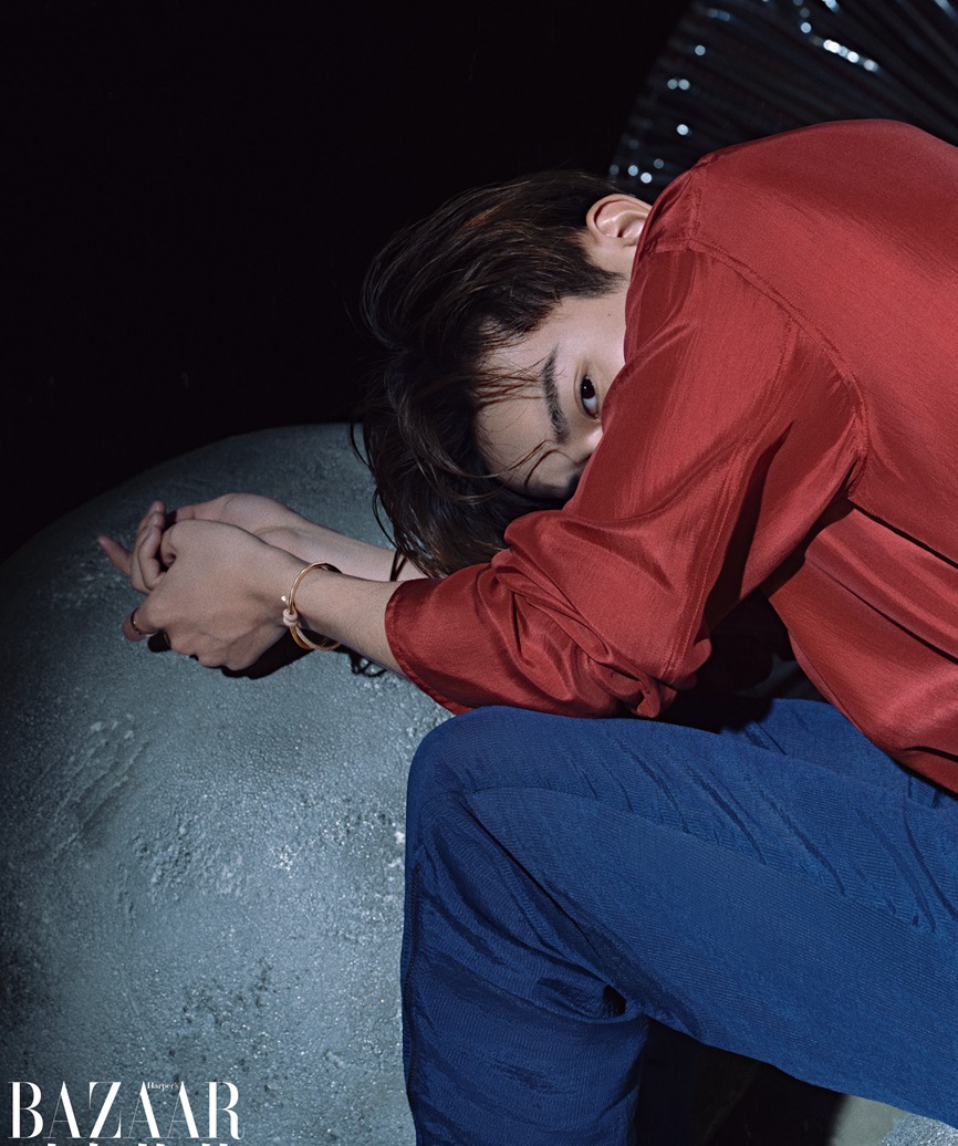 易烊千玺时尚芭莎开季封面蓝色挑染刘海帅炸了