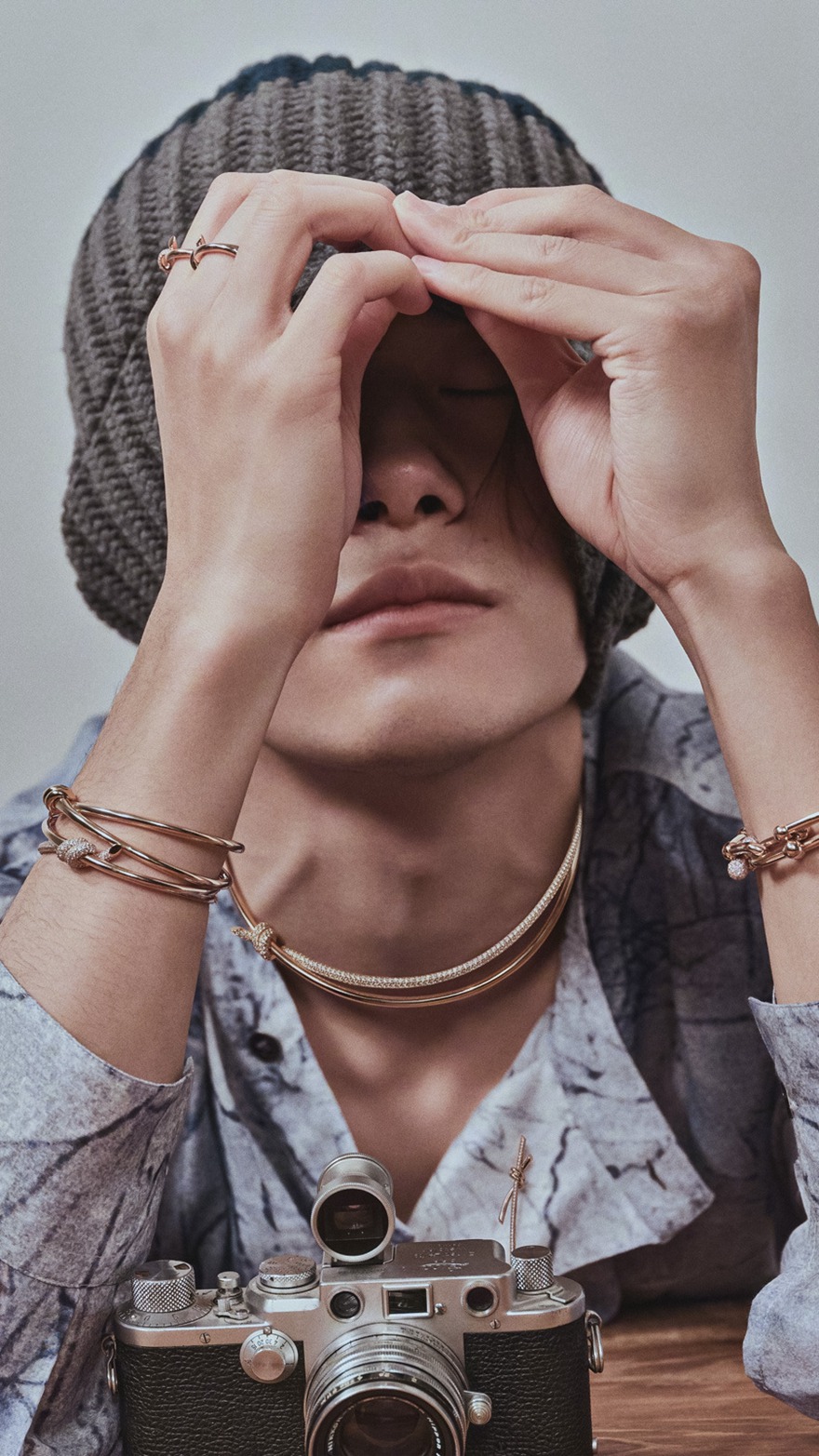 易烊千玺时尚芭莎开季封面蓝色挑染刘海帅炸了