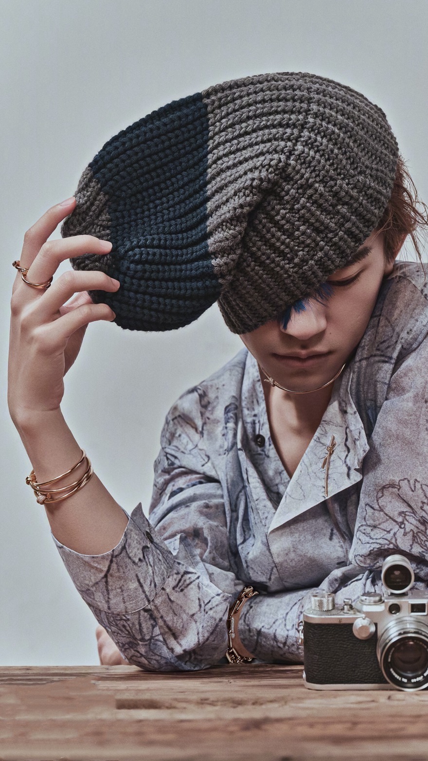 易烊千玺时尚芭莎开季封面蓝色挑染刘海帅炸了