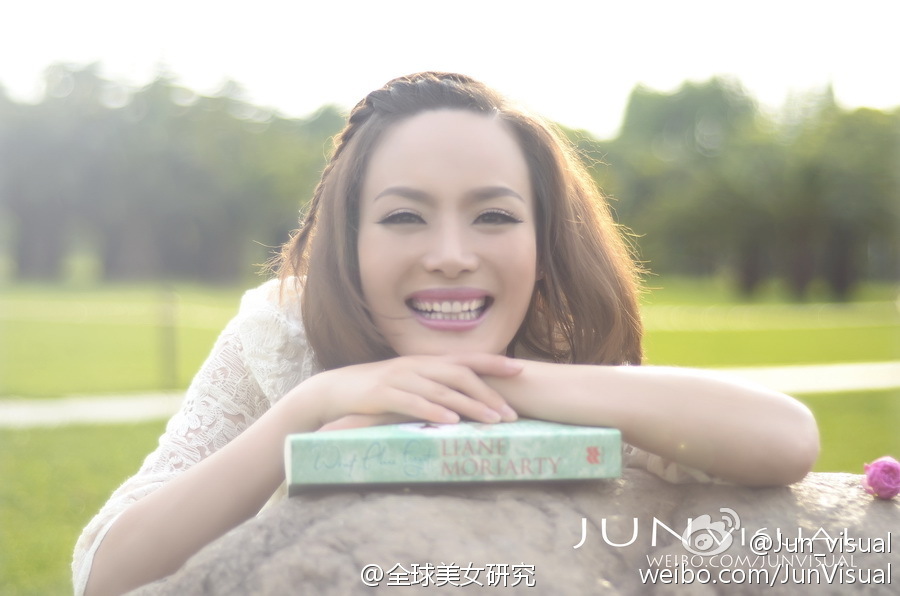 宅男女神长发风骚吊带蕾丝黑丝巨乳诱惑美女写真