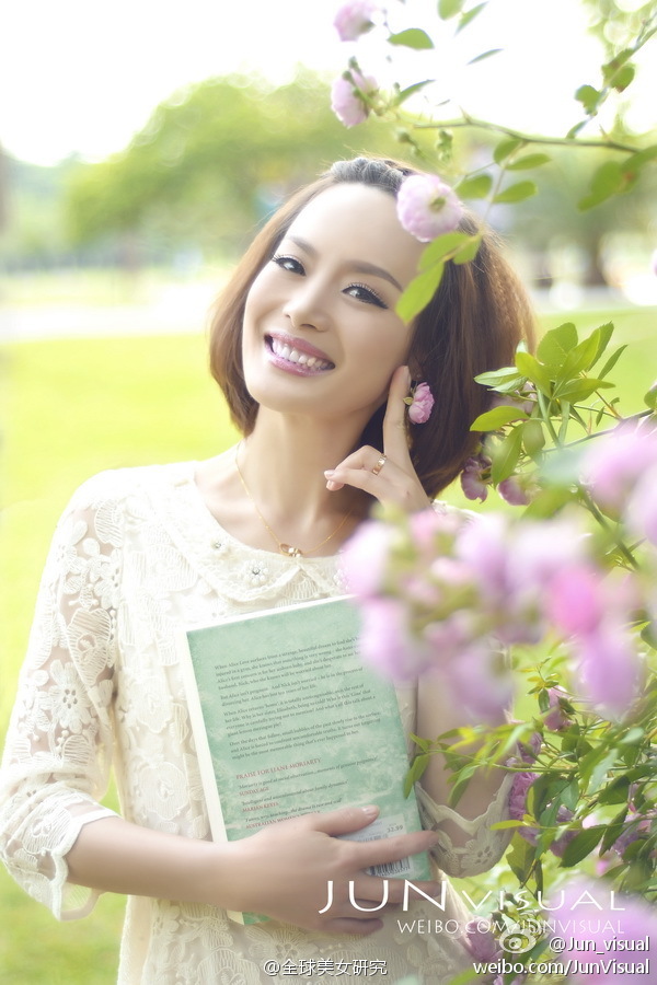 宅男女神长发风骚吊带蕾丝黑丝巨乳诱惑美女写真