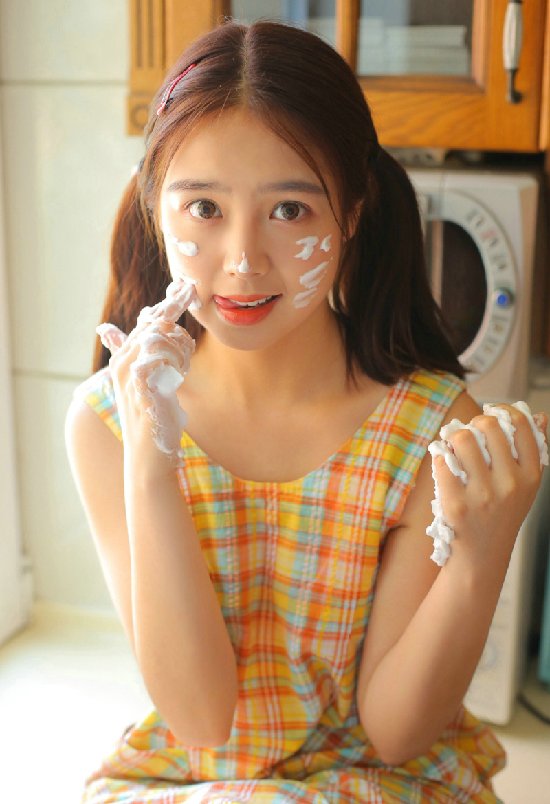 宅男女神长发风骚吊带蕾丝黑丝巨乳诱惑美女写真