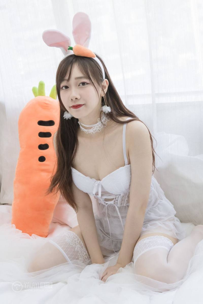 漂亮女朋友兔女郎制服诱惑白丝美腿养眼内衣福利写真