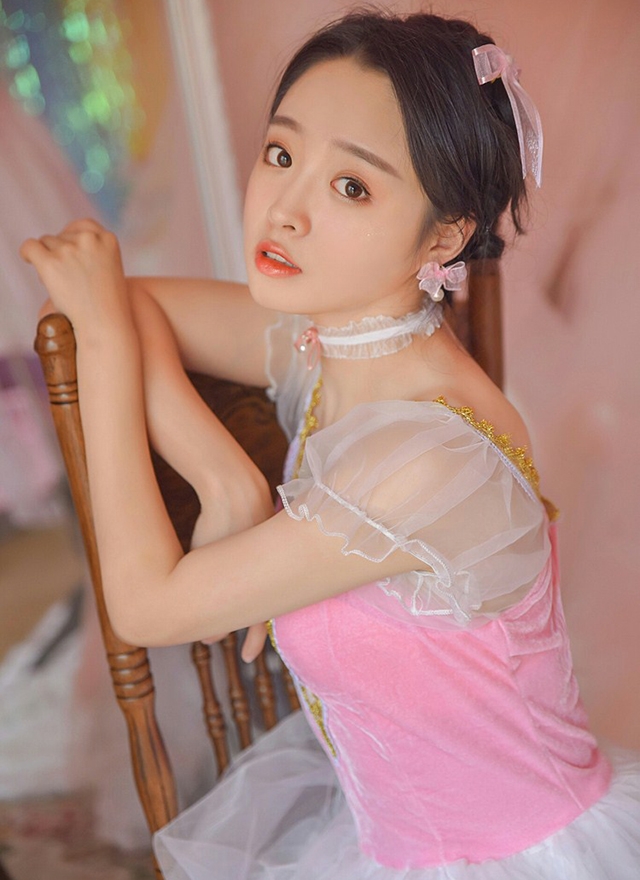 舞蹈美女白丝美腿清纯动人图片