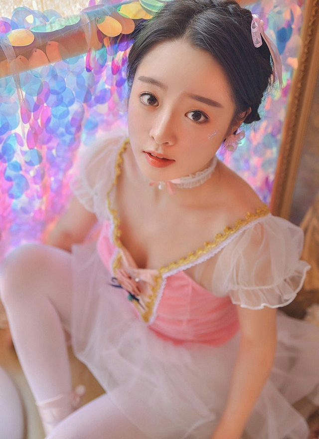 舞蹈美女白丝美腿清纯动人图片