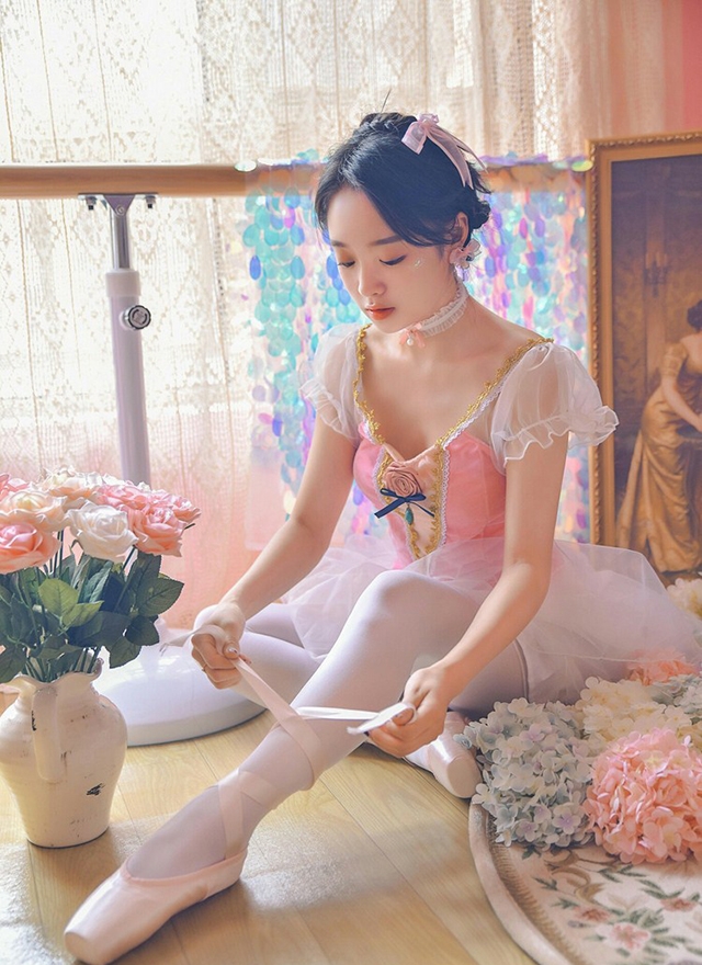 舞蹈美女白丝美腿清纯动人图片