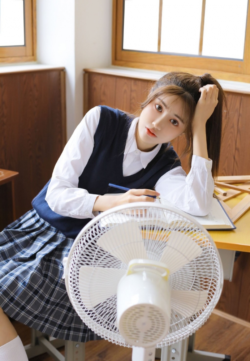 校园格子裙美眉元气阳光写真