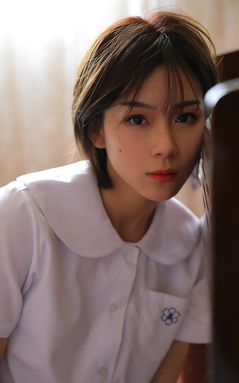 丰满性感的巨乳波霸美女紧身包臀裙黑丝性感写真摄影