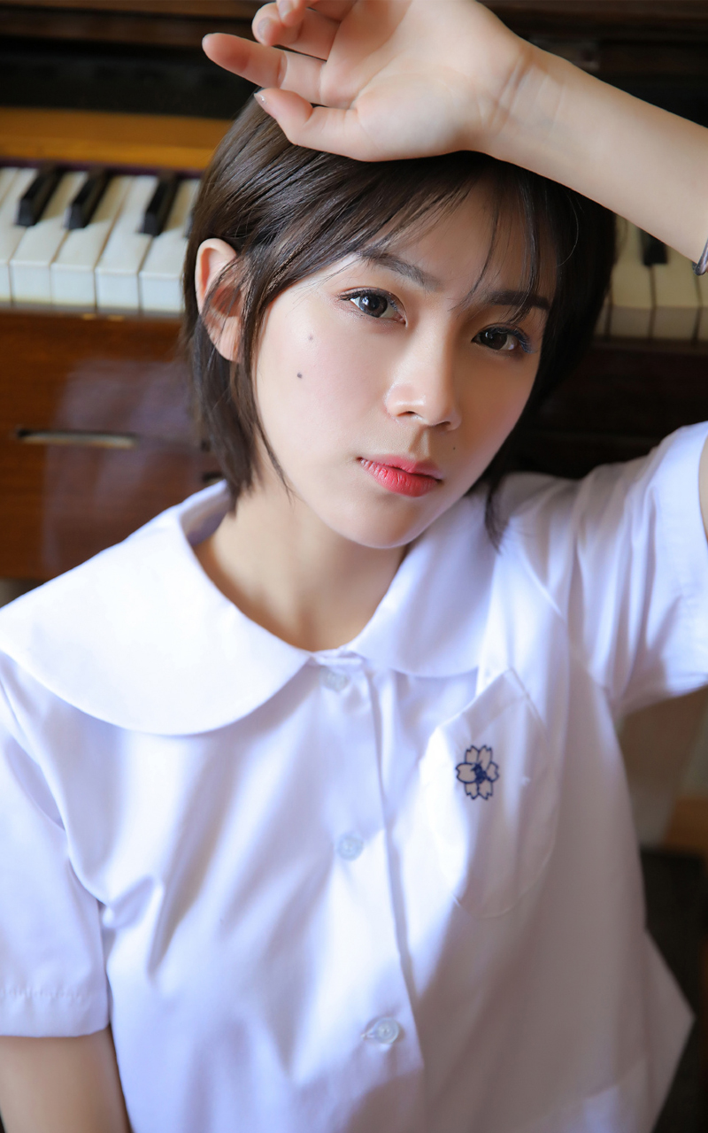 丰满性感的巨乳波霸美女紧身包臀裙黑丝性感写真摄影