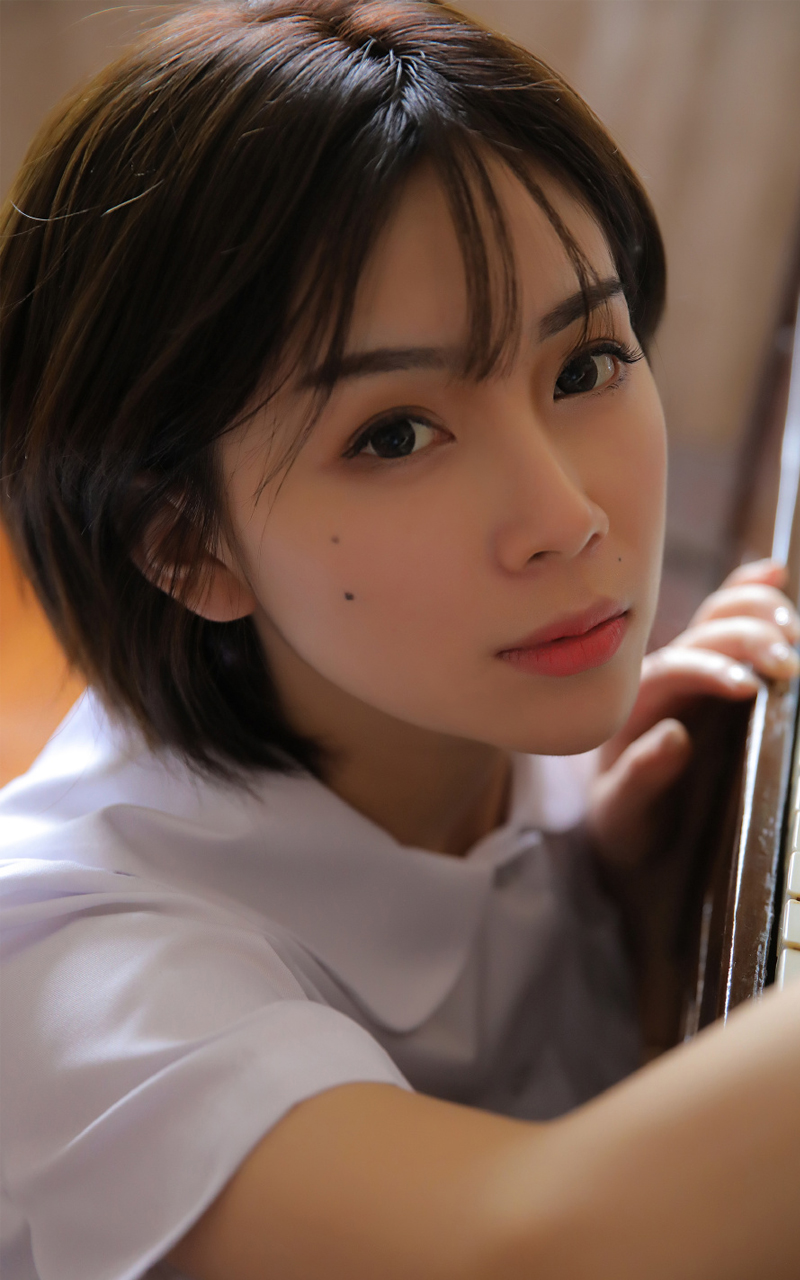 丰满性感的巨乳波霸美女紧身包臀裙黑丝性感写真摄影