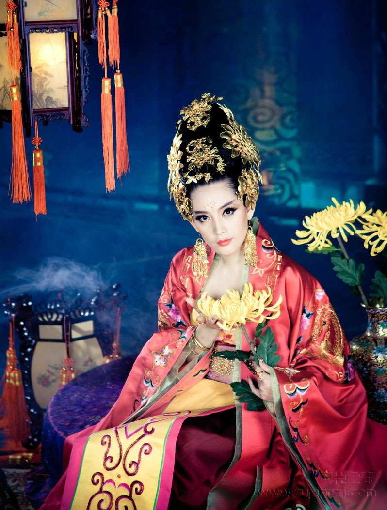 红衣古装美女图片之雏菊