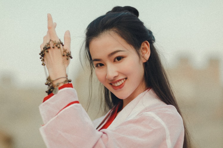 古装美女紫霞仙子女神户外小清新甜美笑容图片