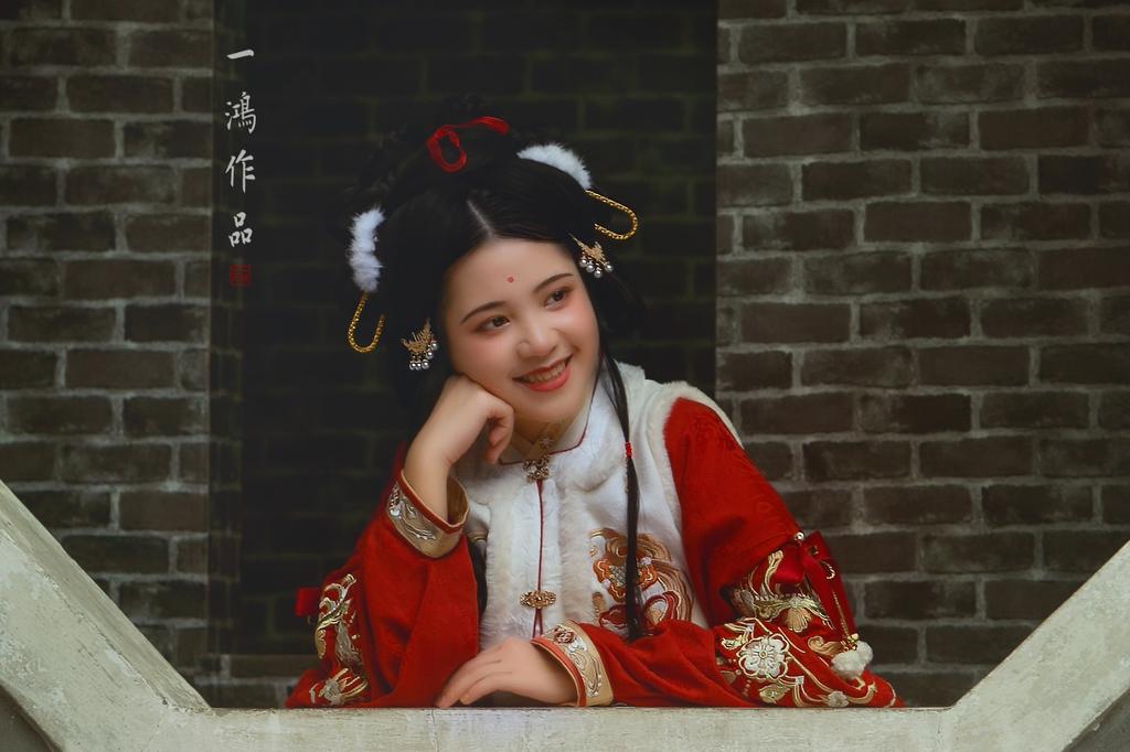 汉服少女浓眉大眼唇红齿白图片