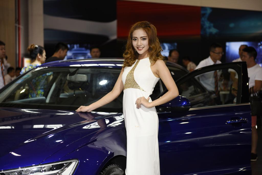 身姿曼妙可人的豪车嫩模车展上妩媚香艳艺术照