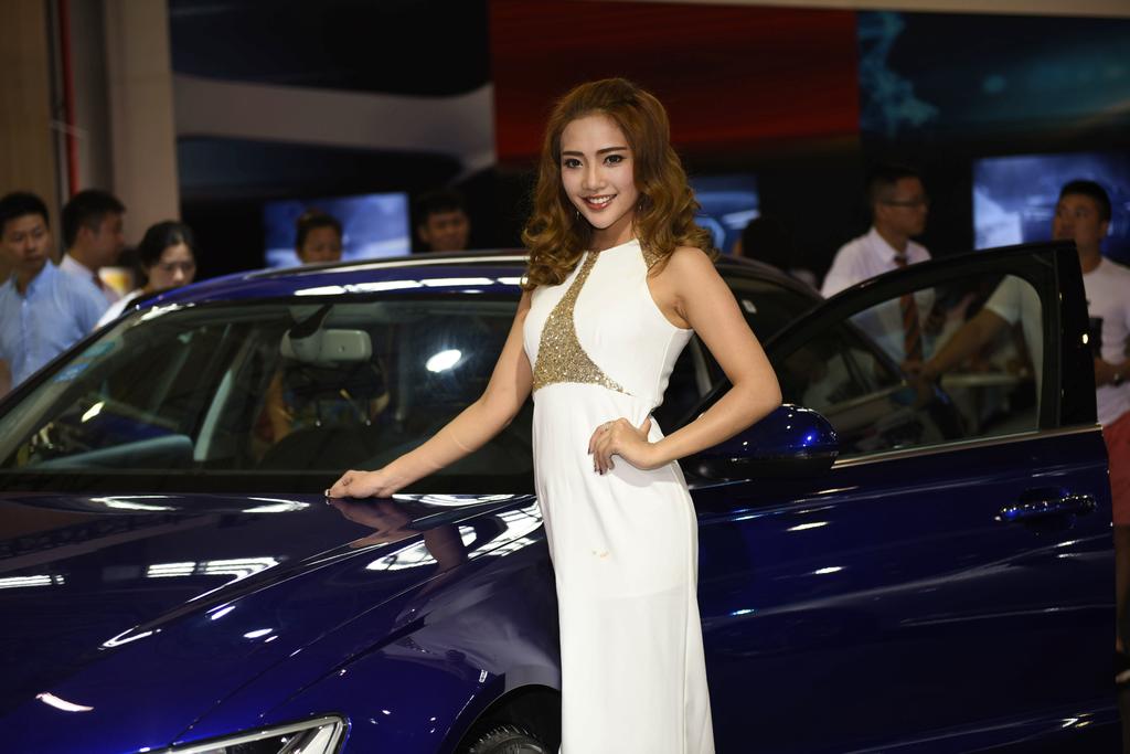 身姿曼妙可人的豪车嫩模车展上妩媚香艳艺术照