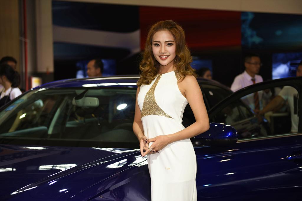 身姿曼妙可人的豪车嫩模车展上妩媚香艳艺术照