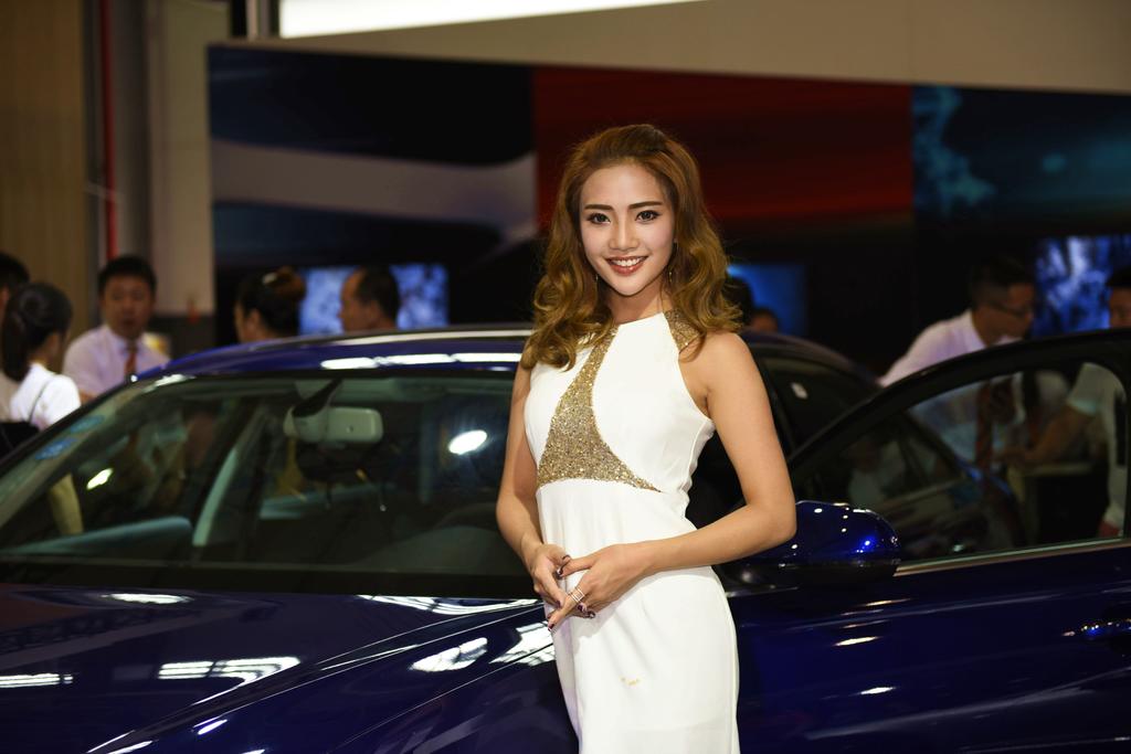 身姿曼妙可人的豪车嫩模车展上妩媚香艳艺术照