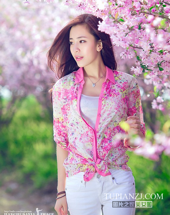 田园清纯美女写真 靓丽粉唇明艳动人