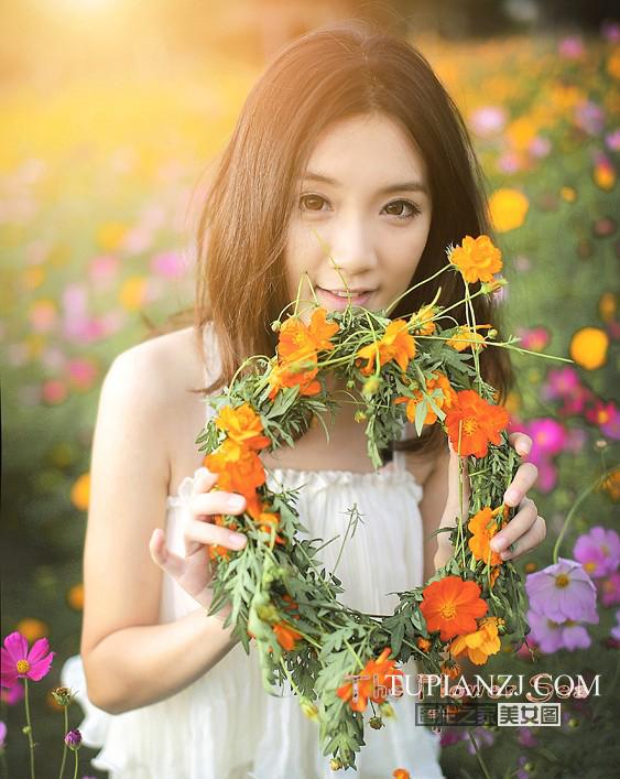 田园清纯美女写真 靓丽粉唇明艳动人