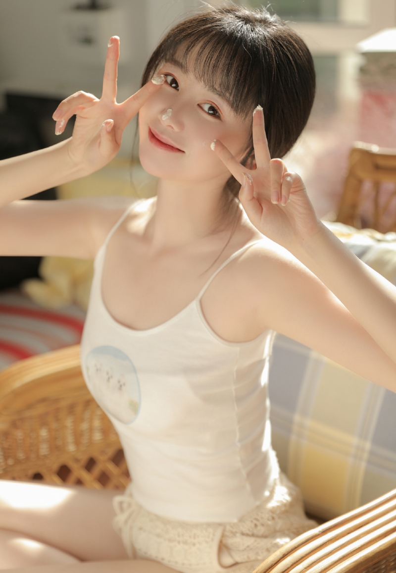 清纯大眼美女肤若凝脂俏皮可爱图片