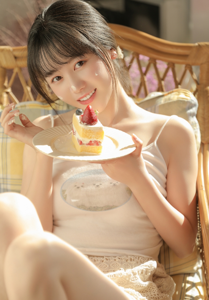 清纯大眼美女肤若凝脂俏皮可爱图片