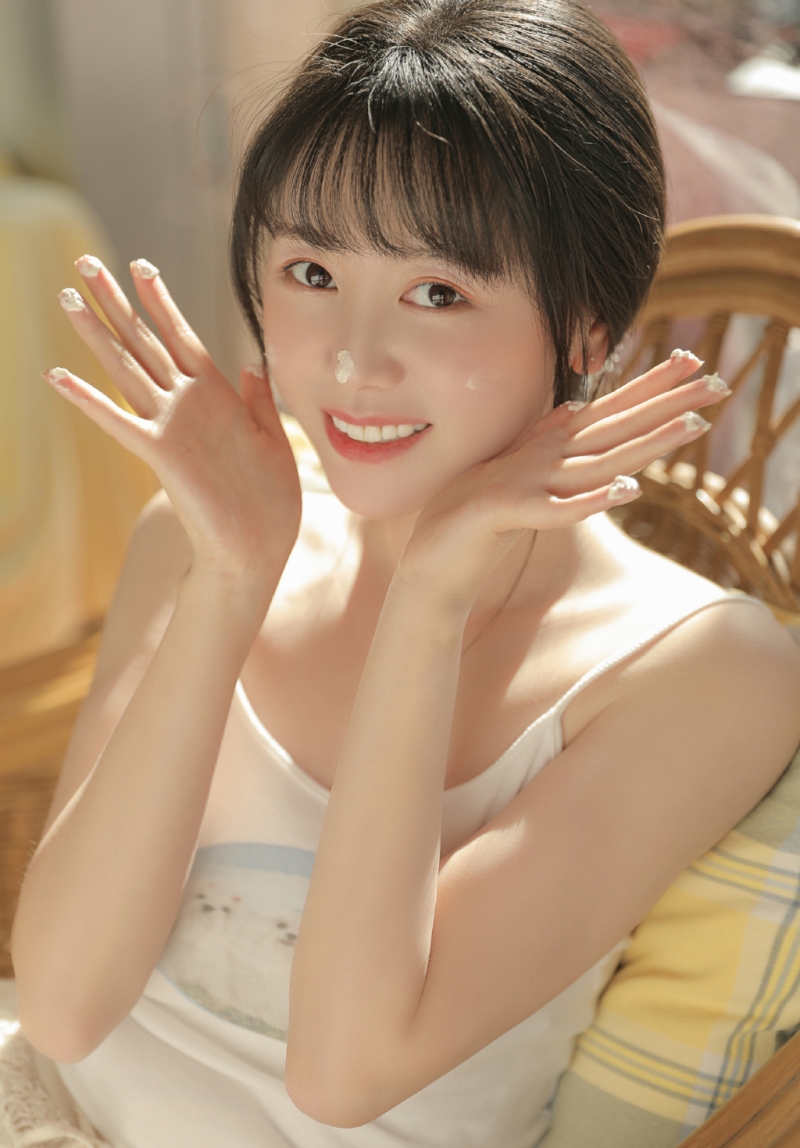 清纯大眼美女肤若凝脂俏皮可爱图片
