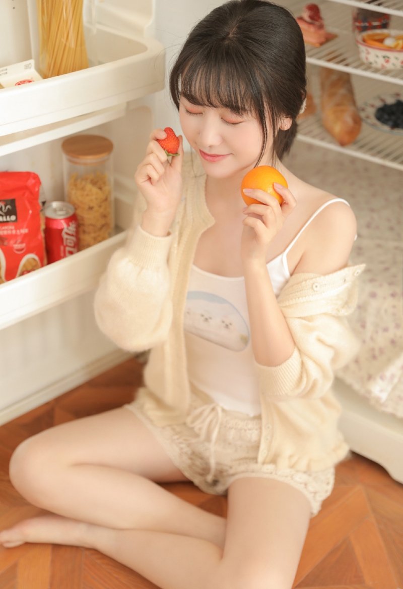 清纯大眼美女肤若凝脂俏皮可爱图片