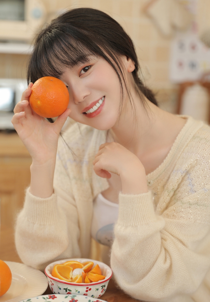 清纯大眼美女肤若凝脂俏皮可爱图片