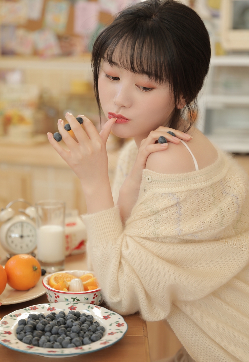 清纯大眼美女肤若凝脂俏皮可爱图片