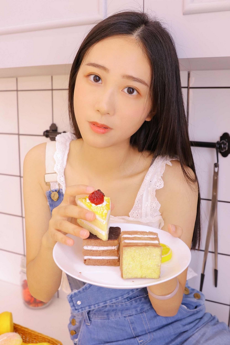 长发美女嫩模吊带牛仔裤清纯甜美娇嫩居家图片