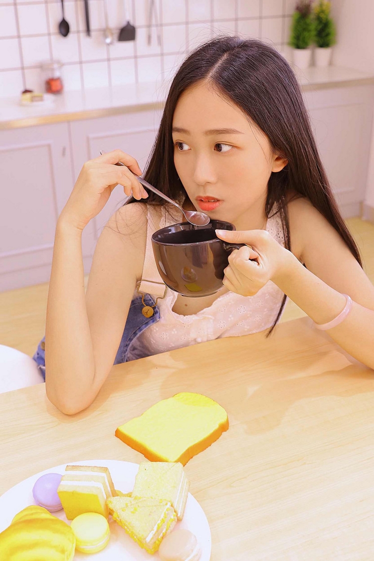 长发美女嫩模吊带牛仔裤清纯甜美娇嫩居家图片