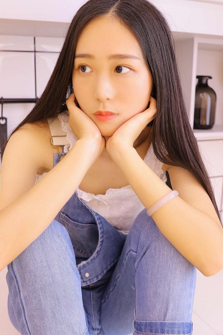 长发美女嫩模吊带牛仔裤清纯甜美娇嫩居家图片