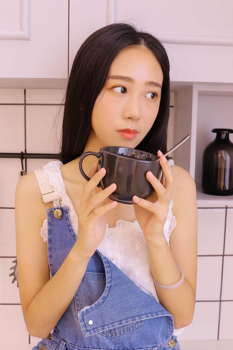 长发美女嫩模吊带牛仔裤清纯甜美娇嫩居家图片