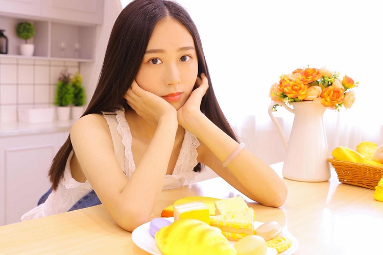 长发美女嫩模吊带牛仔裤清纯甜美娇嫩居家图片