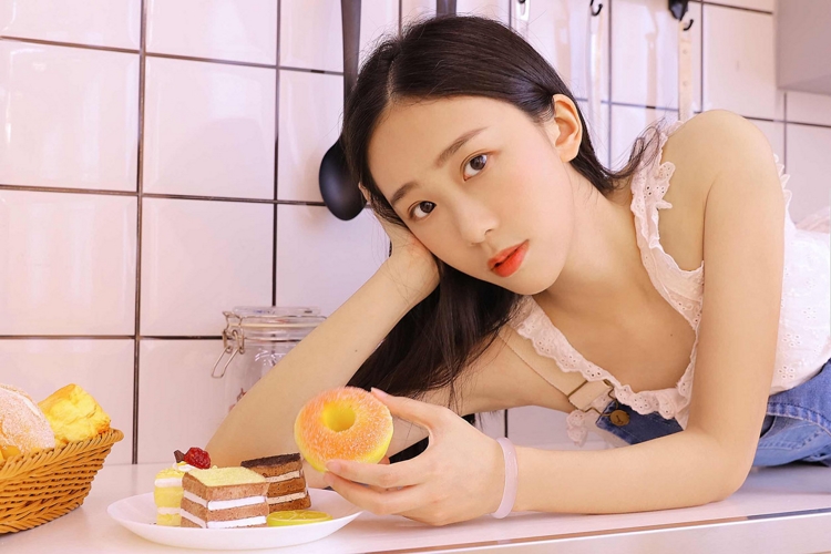 长发美女嫩模吊带牛仔裤清纯甜美娇嫩居家图片