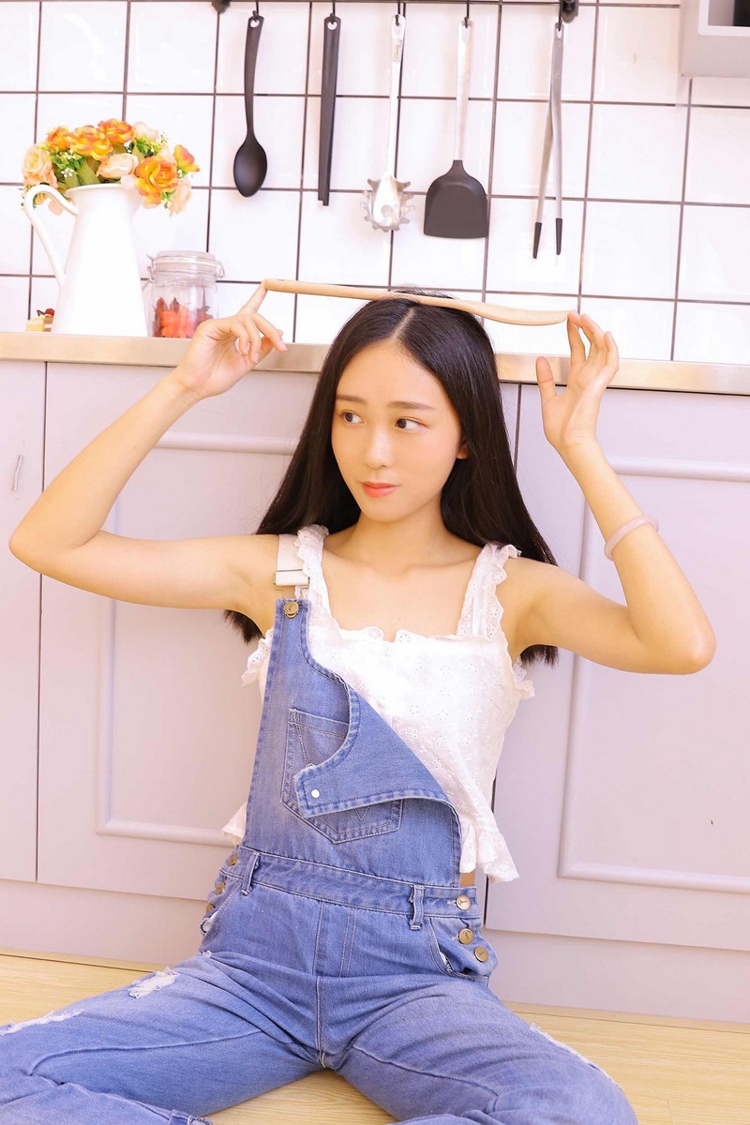 长发美女嫩模吊带牛仔裤清纯甜美娇嫩居家图片