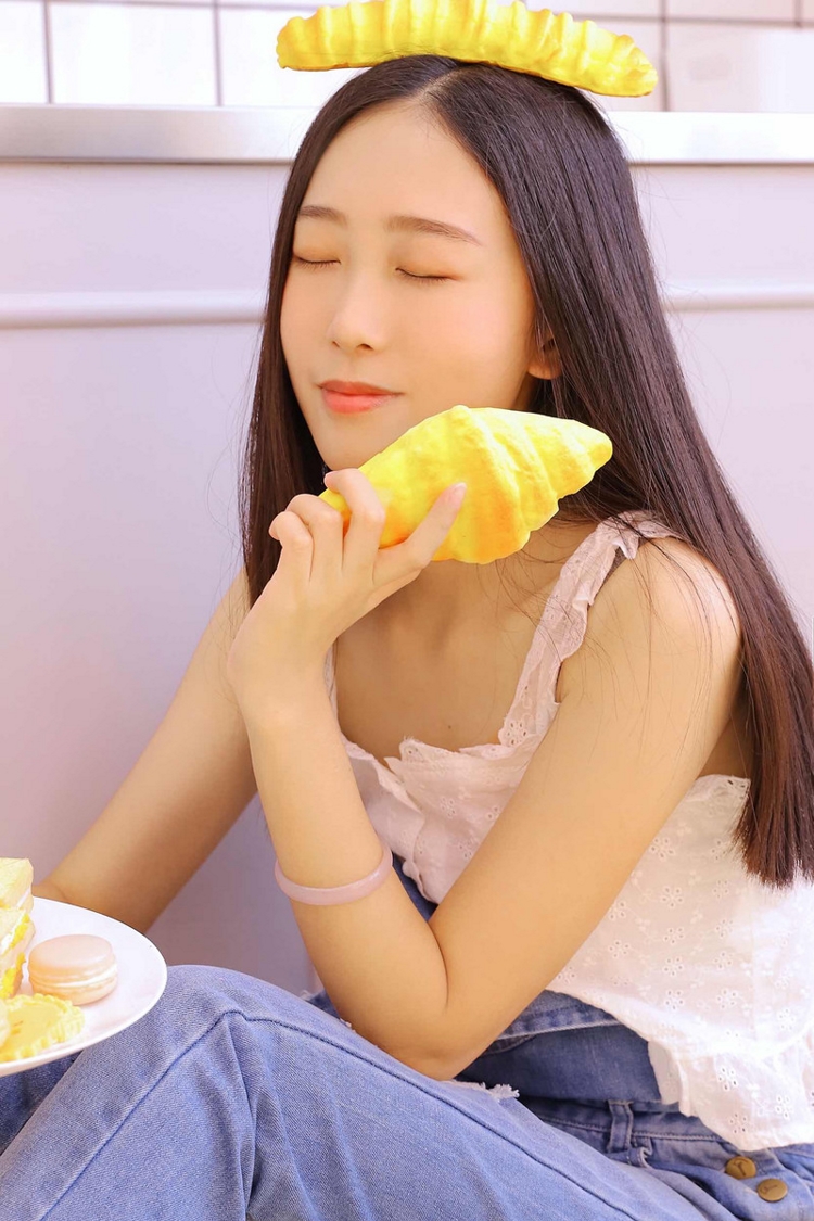 长发美女嫩模吊带牛仔裤清纯甜美娇嫩居家图片