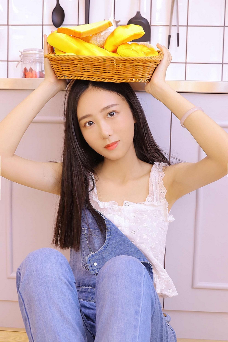 长发美女嫩模吊带牛仔裤清纯甜美娇嫩居家图片