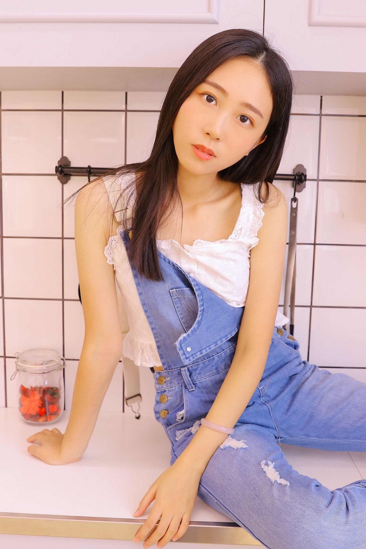 长发美女嫩模吊带牛仔裤清纯甜美娇嫩居家图片