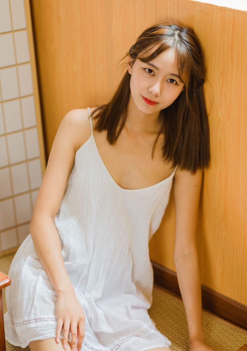 邻家女孩吊带白裙清新可人写真