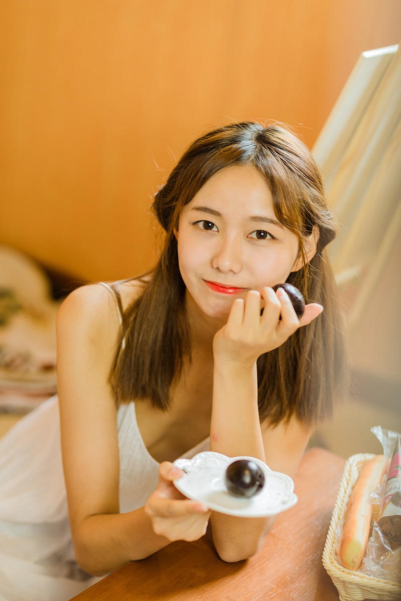 邻家女孩吊带白裙清新可人写真