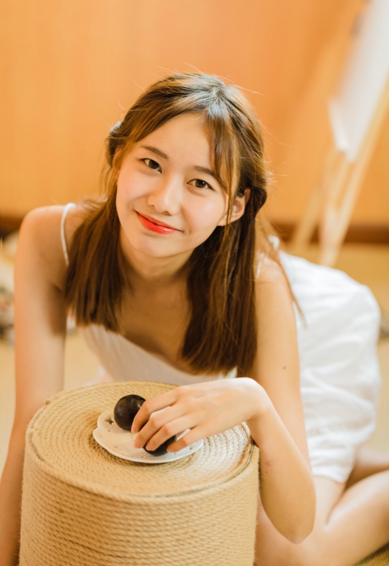 邻家女孩吊带白裙清新可人写真