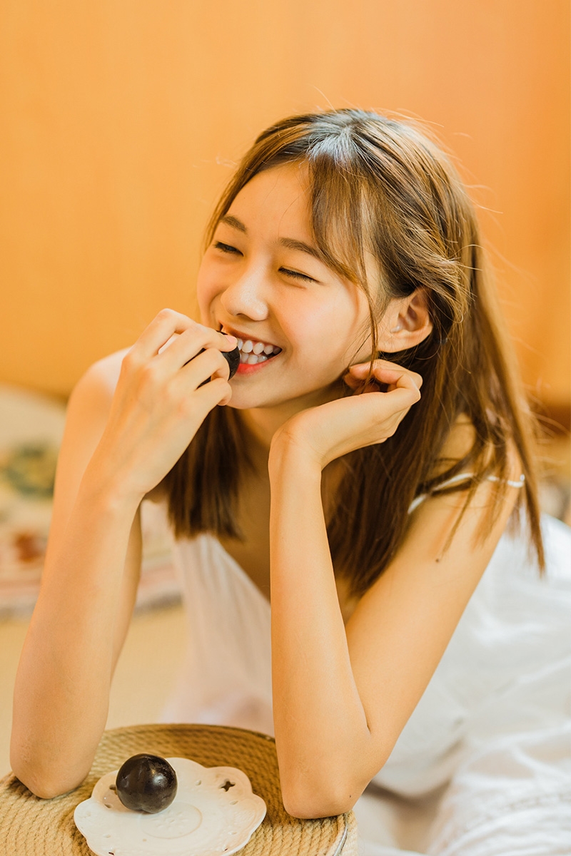 邻家女孩吊带白裙清新可人写真