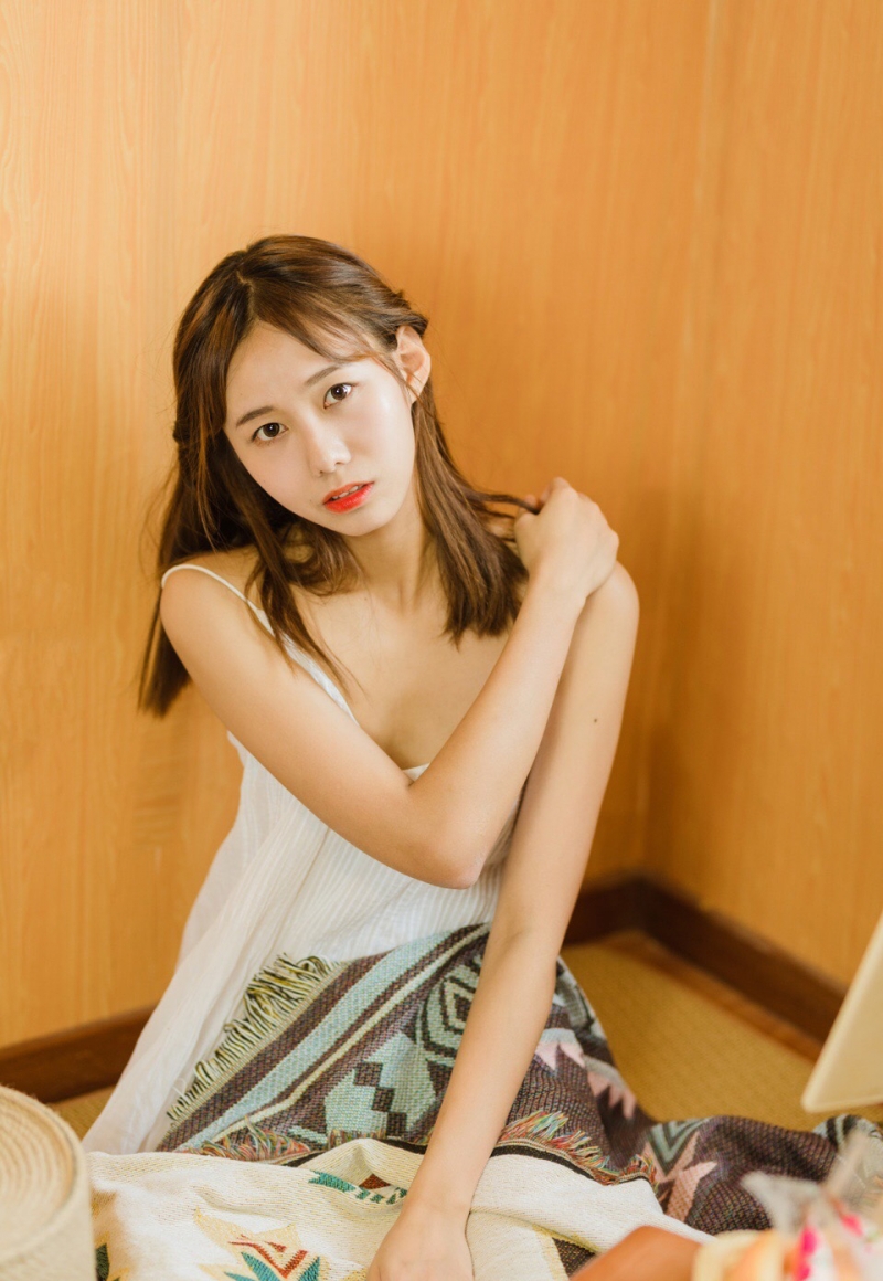 邻家女孩吊带白裙清新可人写真