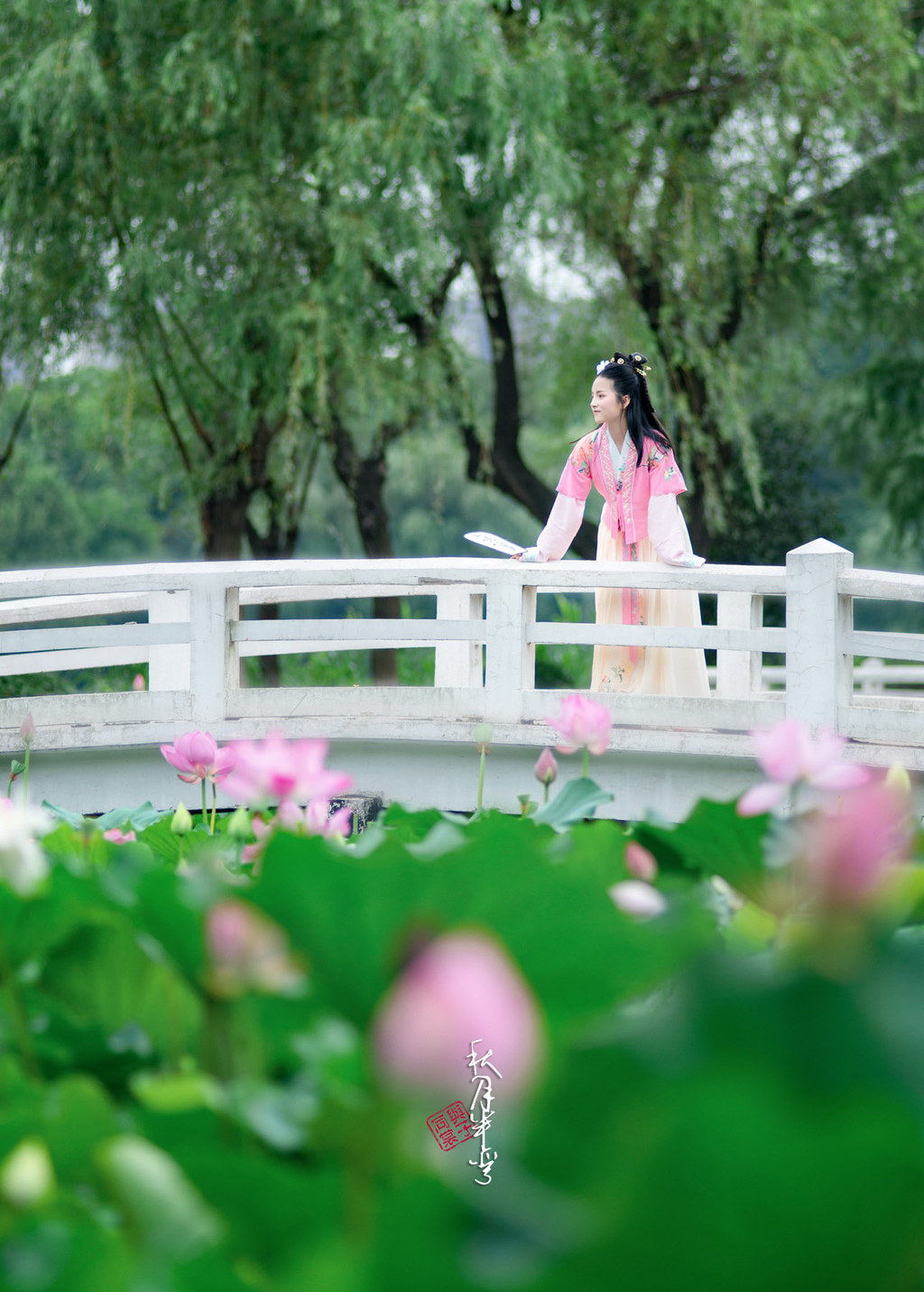 古装电视剧美女深衣袍服长发及腰婀娜多姿户外写真