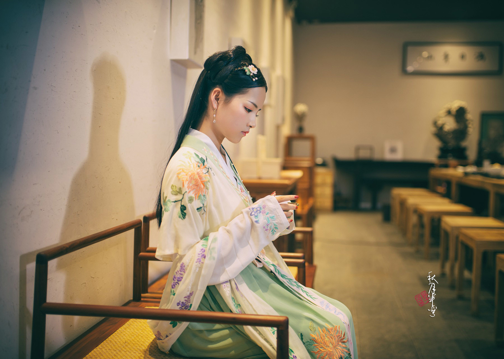 古装电视剧美女深衣袍服长发及腰婀娜多姿户外写真