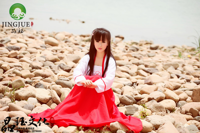 刘海古装红衣长裙瓜子脸小美女