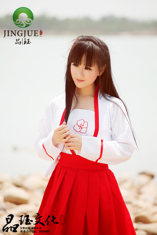 刘海古装红衣长裙瓜子脸小美女